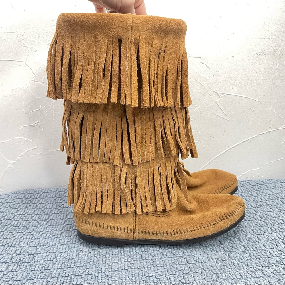 NWOB Minnetonka 3-Layer Fringe Pull-On Boot in Taupe - Picture 4 of 13